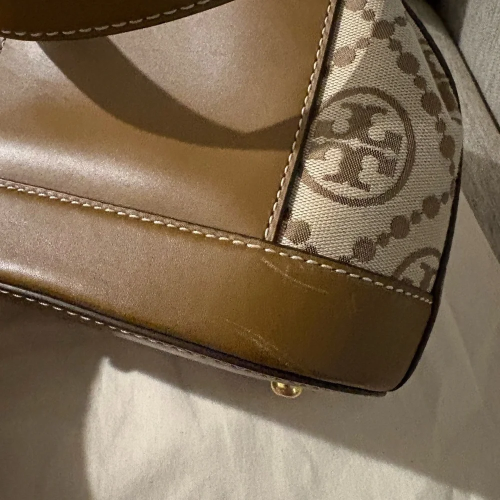 Tory Burch Tan and Brown Logo Shoulder Bag - Picture 4 of 5